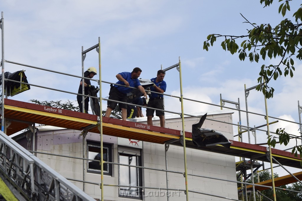 Dachstuhlbrand Koeln Poll Geislarerstr P633.JPG - Miklos Laubert